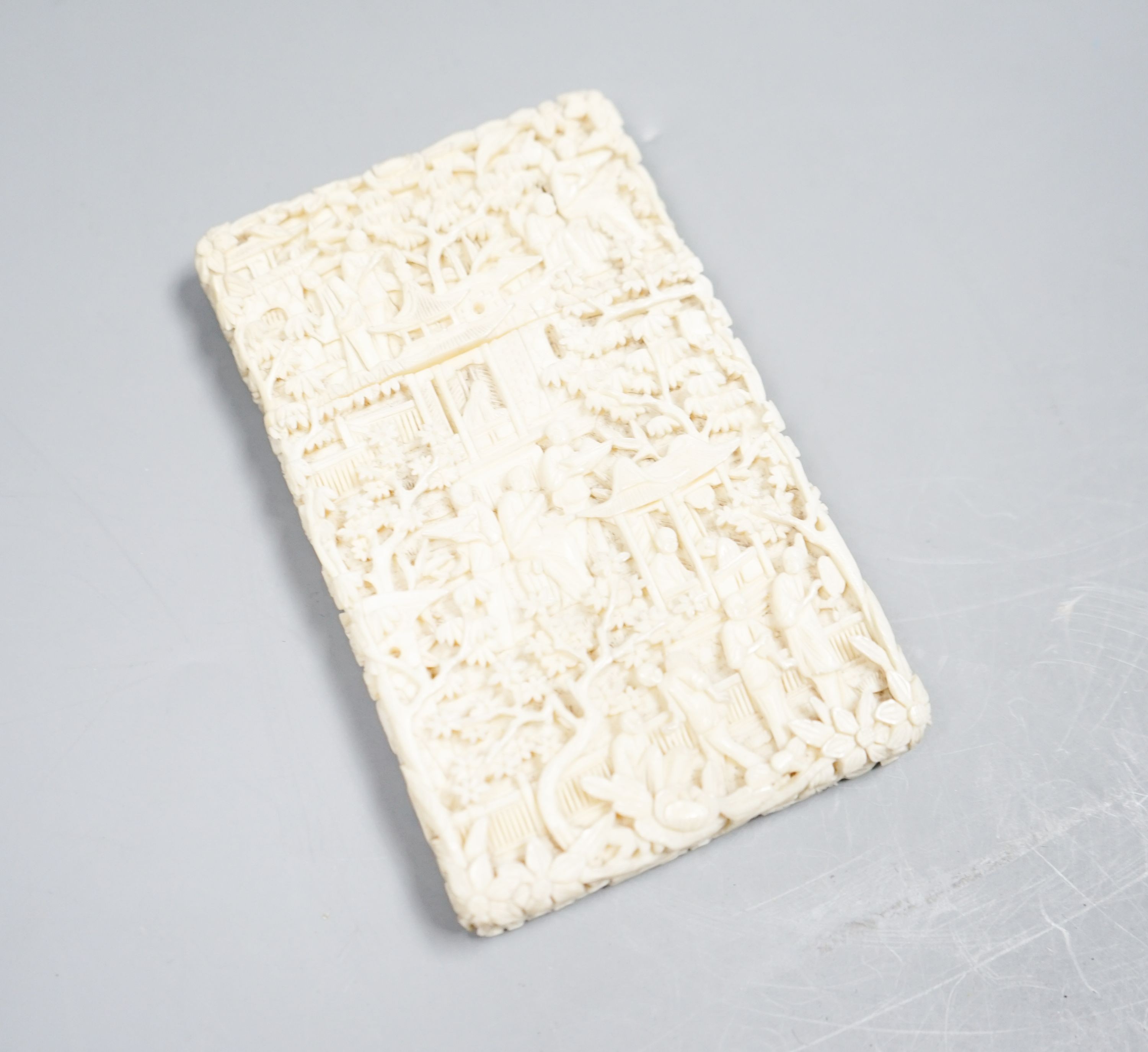 A 19th century Chinese export ivory card case, 10.5cm